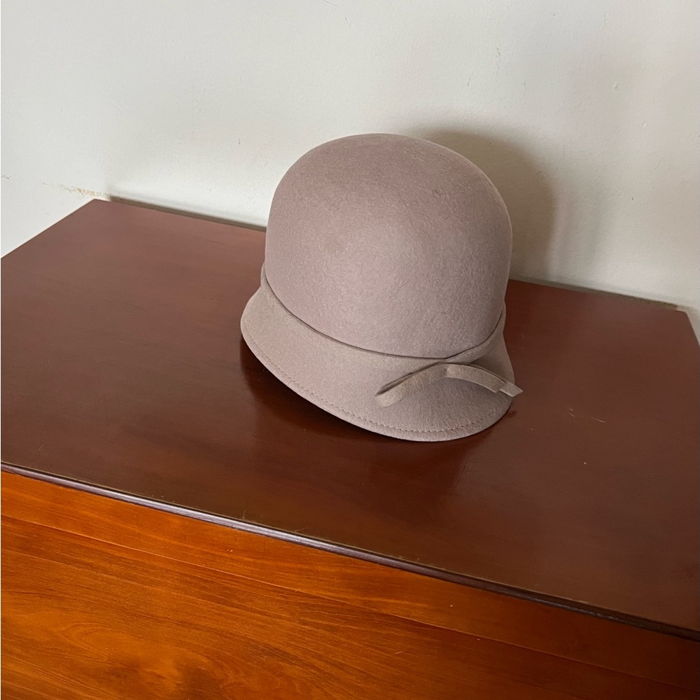 STYLISH LIGHT TAUPE CLOCHE HAT 100% wool. French. Sinequanone.